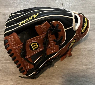 Wilson A500 11.5 英寸青少年棒球手套 A05LB21115| 黑色/薄色 | 左手投掷 — 第 1/4 张图片