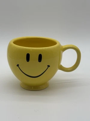 Taza/maceta de gran tamaño cara sonriente amarilla regalo Teleflora - Hecha en China Foto 1 de 4