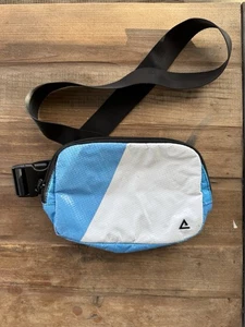 Rareform Zion borsa a tracolla marsupio in vita vinile riciclato cartellone pubblicitario blu 9" - Foto 1 di 14