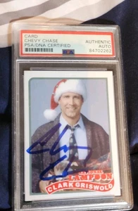 Chevy Chase signierte Weihnachtsferien Sammelkarte Clark Griswold PSA/DNA AUTO - Bild 1 von 1