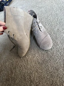 Toms Women’s 10 W Desert Boot Beige Sand Suede Wedge Heel Ankle Bootie Lace Up - Picture 1 of 11