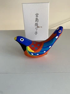 Muñeca de arte popular tradicional japonesa Miyajima Hariko Okiagari-Tori Roly-Poly Bird - Imagen 1 de 10