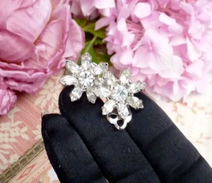 ALTES PAAR OHRRINGE CLIPS BLUMEN FANTASIE STRASS um 1950 - Bild 1 von 7