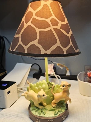 DISNEY LION KING SIMBA LÁMPARA DE ILUMINACIÓN CON IMPRESIÓN DE GUEPARDO PANTALLA DE LÁMPARA INCLUIDA Foto 1 de 4