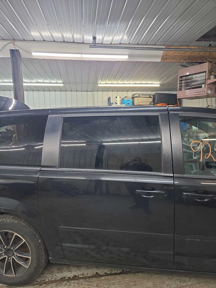 Used Rear Right Door Assembly Rear Side fits: 2017 Dodge Caravan Passenger Van R Foto 1 de 4