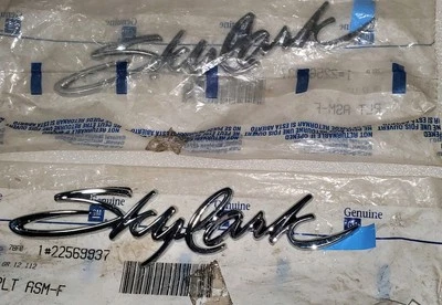 Nuevo de Lote Antiguo Emblemas de Puerta Lateral Buick Skylark 92 93 94 95 96 97 98 1992 1993 1995 1998 Foto 1 de 3