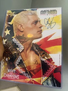 WWE Night Of Champions Cody RhodeFirmato 11x14 Foto Autografo Top Loader 181/200 - Foto 1 di 2