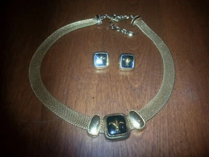 Vintage Gold Mesh Halsreif und Ohrringe Set mit schwarzem Fleur de Lis Design; 14" - Bild 1 von 5
