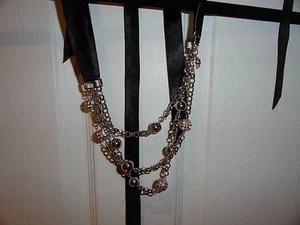 COLLAR PLATEADO PARA MUJER CACHE CON DIAMANTES DE IMITACIÓN NUEVO CON ETIQUETAS - Imagen 1 de 4