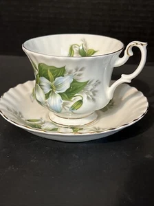 Royal Albert  Bone China Trillium Tea Cup & Saucer Gold Trim England. - Picture 1 of 8