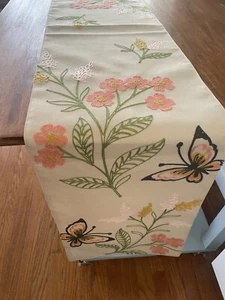 CORREDOR DE MESA FLORES MARIPOSAS BORDADAS PUNTO CADENA 70" X 13" - Imagen 1 de 8