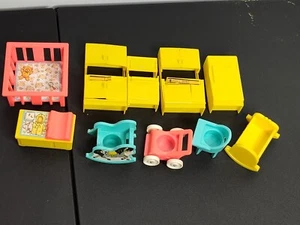 Muebles de plástico miniatura vintage para casa de muñecas Fisher Price (1972)/Mattel (1969) - Imagen 1 de 9