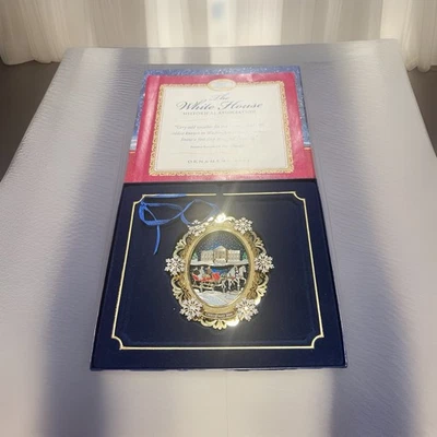 Adorno de árbol de Navidad de la Casa Blanca 2004 paseo en trineo de una primera familia Foto 1 de 4