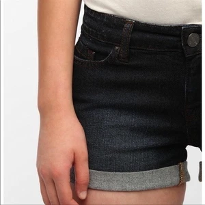 Pantalón Corto BDG UO Alexa Tiro Medio Cinco Bolsillos Puños Denim Oscuro Talla 28W - Imagen 1 de 8