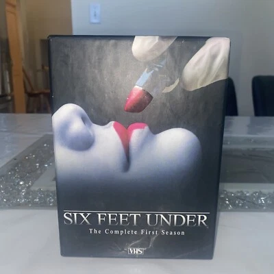 Six Feet Under - The Complete First Season (VHS, 2003, 5-Tape Set) - Imagem 1 de 4