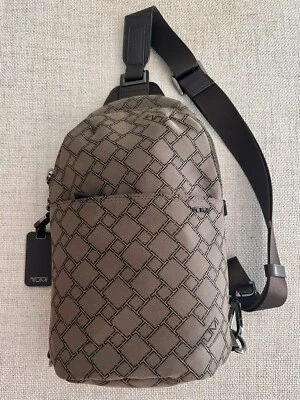 Bolso trasero Tumi, marrón, estampado de logotipo Foto 1 de 4