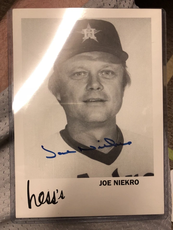 Fotografía Autografiada Joe Niekro Mini Hess’s Store Promocional Foto 1 de 1