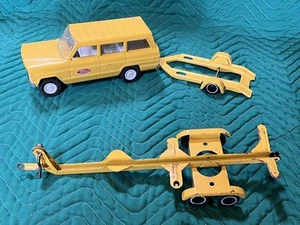 Vintage 70er Jahre Tonka Jeep Wagoneer und Anhänger Pressstahl GELB - Bild 1 von 13
