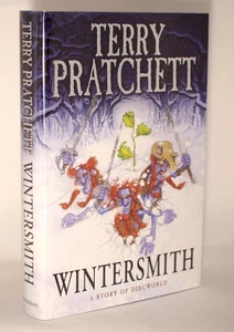 * Rare Signed * Terry Pratchett Wintersmith Discworld Novel First UK Edn 2006 - Foto 1 di 10