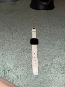 fitbit versa 2 gebraucht schwarz mit weißem Band - Bild 1 von 5