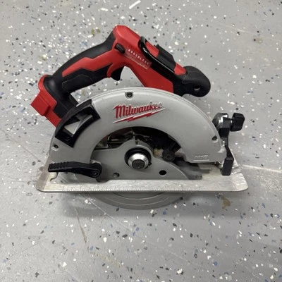 Milwaukee 2631-20 M18 7 1/4 inch Brushless Circular Saw (Tool Only) - Image 1 of 2
