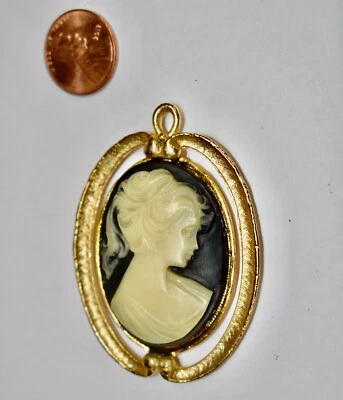 JUEGO COLGANTE OVALADO RESINA CAMAFEO PLÁSTICO VINTAGE EN METAL TONO DORADO 43 por 54 mm exc Foto 1 de 2