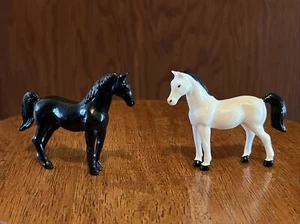 Vintage Set of 2 ERTL Toy Horse 3" Figures Black White Farm Plastic Ranch - Picture 1 of 11