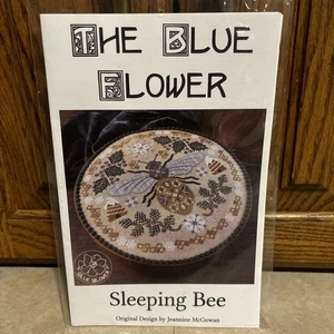 NUEVO Gráfico/Patrón Punto de Cruz The Blue Flower “Sleeping Bee” - Imagen 1 de 3