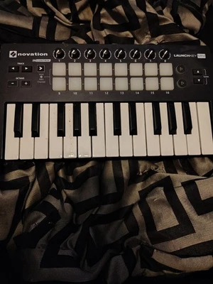 Novation Launchkey Mini MK2 Midi Keyboard Controller with NO USB cable - Image 1 of 2