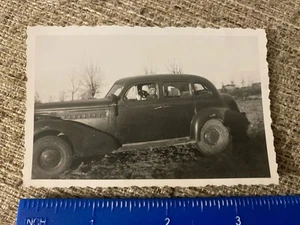 Foto de soldado del ejército alemán de la Segunda Guerra Mundial en coche con poses de perro fecha 1940 - Imagen 1 de 3