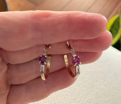 Pendientes de aro enchapados en oro de plata de ley 925 rubíes creados en laboratorio y circonitas cúbicas Foto 1 de 4