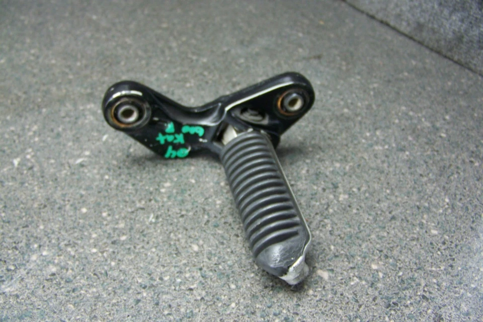 04 Soporte de clavija de conductor derecho Suzuki Katana GSXF 600 83F Foto 1 de 1