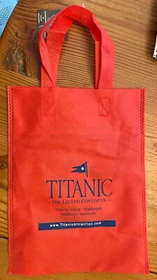 Bolsa de regalo Titanic de recuerdo roja de Branson Missouri atracción turística y museo Foto 1 de 4