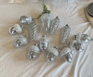 13- Adornos irrompibles de bellota y piña plateados imitación vidrio mercurio usados en excelente estado - Imagen 1 de 10