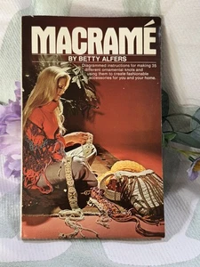 Libro artigianale vintage 1971 Macramè di Betty Alfers fai da te annodatura Grosset & Dunlap - Foto 1 di 10