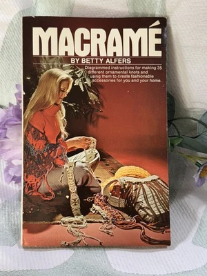 Libro artigianale vintage 1971 Macramè di Betty Alfers fai da te annodatura Grosset & Dunlap - Immagine 1 di 4