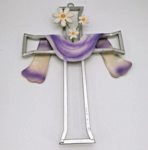 Cruz de Pascua de metal con bufanda de Cuaresma púrpura de hojalata y margaritas de 14" de alto por 10" de ancho - Imagen 1 de 8