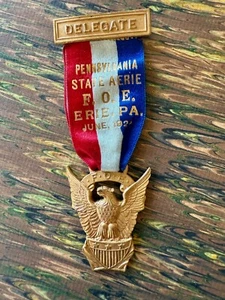 Antigua insignia de águila de metal delegada de Erie PA 1925 con cinta de águila medalla poco común - Imagen 1 de 5