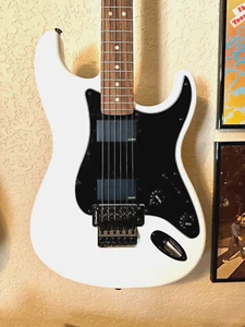 Fender Squire Stratocaster Arctic White Reversed Headstock - Picture 1 of 16