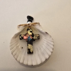 Collar colgante hecho a mano concha de vieira con cruz cristiana de resina único en su clase - Imagen 1 de 5