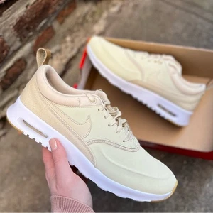 NEU Größe 9 Nike Air Max Thea Premium Damenschuhe Strand/Goldmetallic/Segel - Bild 1 von 9