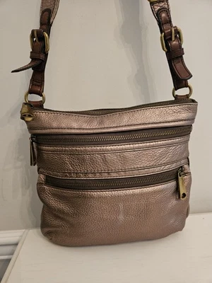 Bolso de mano bandolera Fossil Explorer de cuero dorado metálico envejecido + bolsa antipolvo Foto 1 de 4