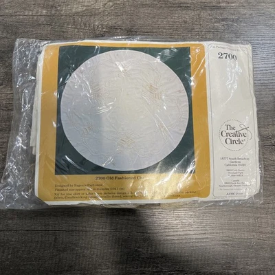 Creative Circle | Old-Fashioned Christmas Tree | 2700 |  Kit| Tree Skirt - Image 1 of 4