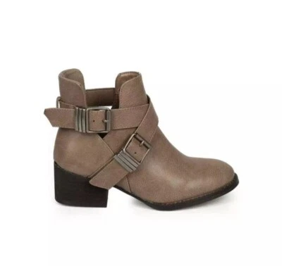 Breckelles AD94 女式人造革设计师镂空圆头踝靴 6.5 — 第 1/4 张图片