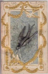 CPA FANTAISIE - TISSU BRODEE EMBROIDERY OISEAU METAL FOURRURE AJOUTIS 1907 ~C28 - Imagen 1 de 2