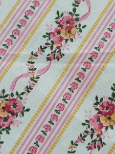 Tela antigua rosa tictac con filas de flores rosadas 28,25" de ancho X 51,5" de largo - Imagen 1 de 5