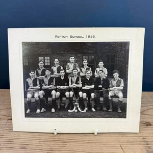 FOTOGRAFÍA VINTAGE 1946 EQUIPO DE HOCKEY DERBYSHIRE DE LA ESCUELA REPTON EN BLANCO Y NEGRO - Imagen 1 de 5
