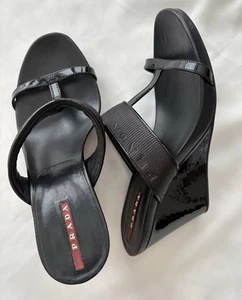 Sandali con zeppa Prada neri in vernice e cinturino nylon taglia EU 36 - Foto 1 di 15