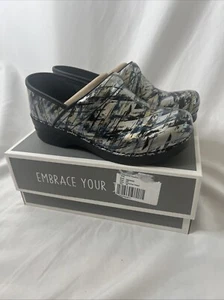 Dansko Professional Patent Leather CrissCross Clogs 39 8.5/9 Shoes 706-620202 - Picture 1 of 11