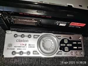 Autoradio Clarion DXZ 928R con frontalino motorizzato estraibile (Grado A) - Foto 1 di 24
